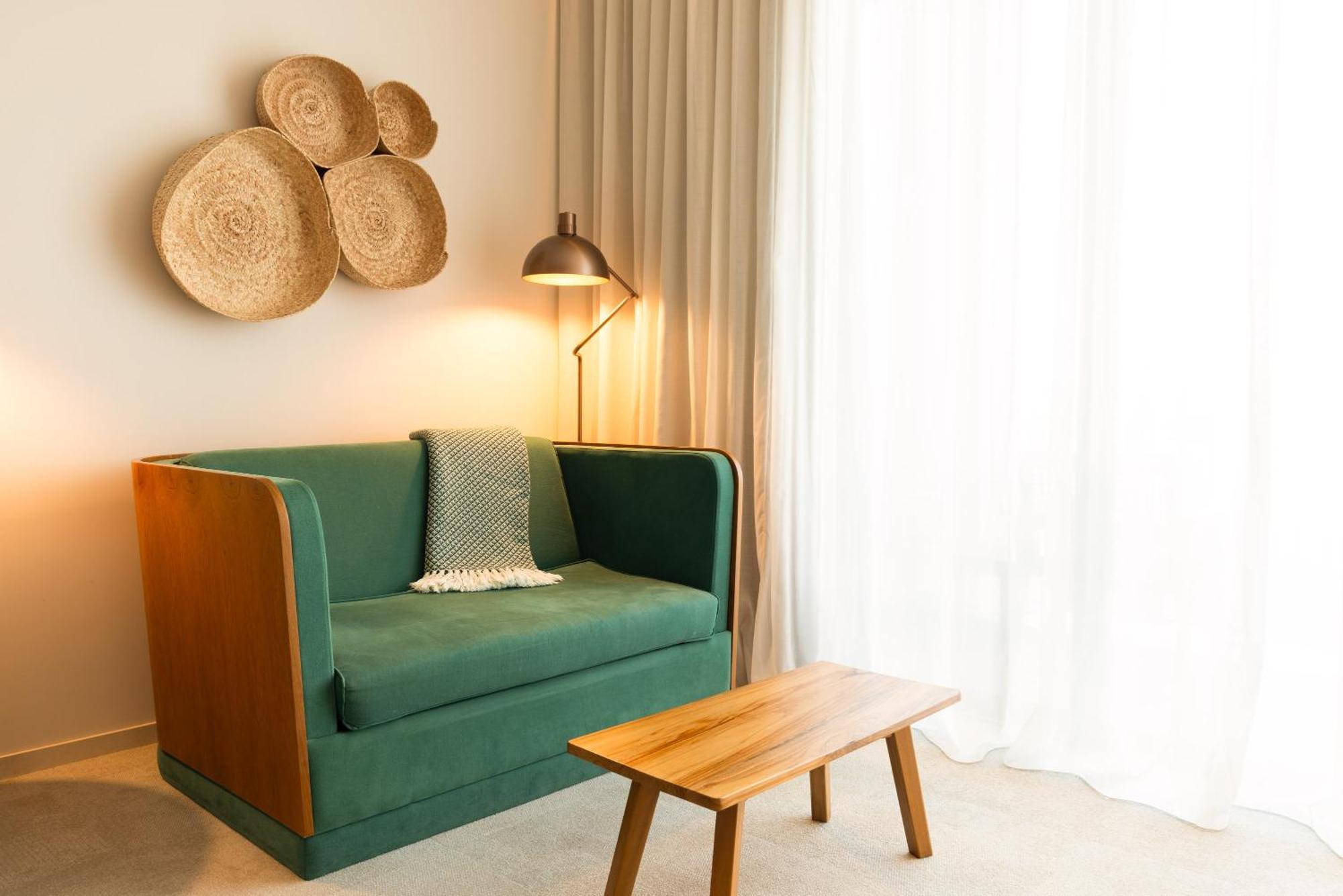 Готель 3Hb Фару Номер фото A sofa in a hotel room