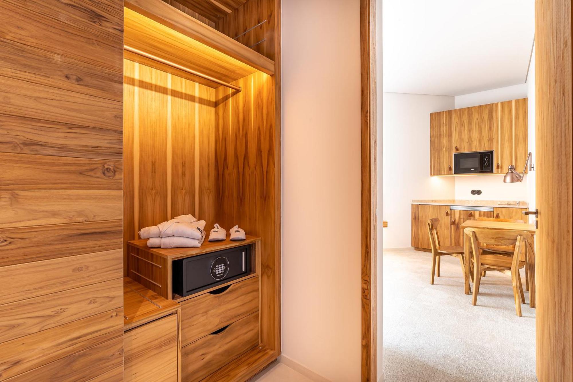 Готель 3Hb Фару Номер фото A safe in a hotel room