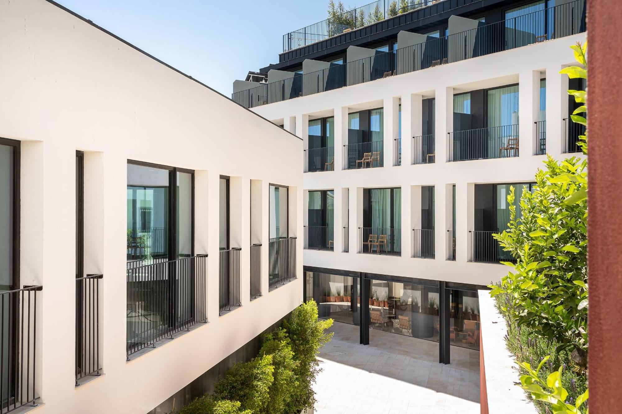 Готель 3Hb Фару Екстер'єр фото The courtyard at the new residence hall